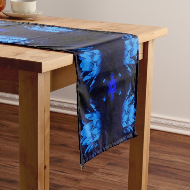 Blühende Blaue Wasserlilie Lotus Blume Abstrakt Kurzer Tischläufer (Beispiel)