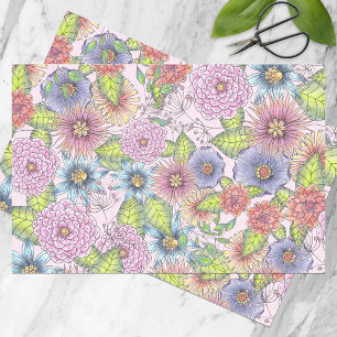 Blühende Blume und grüne Blätter in Rosa Seidenpapier