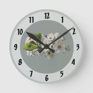 Blühende Blüten aus weißer Birne Runde Wanduhr