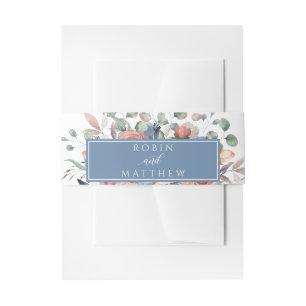 Blühende Hochzeit mit Blumen, trostloses Blau und Einladungsbanderole