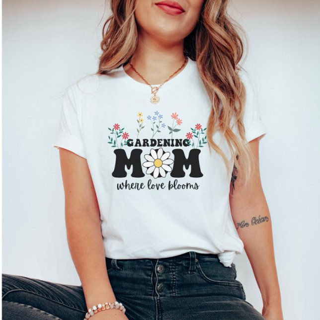 Blühende Liebe: Mama und Muttertag pflegen T-Shirt (Von Creator hochgeladen)