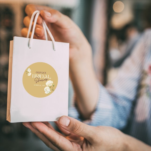 Blühende Liebe mit weißem RosenBrautparty Runder Aufkleber (Von Creator hochgeladen)