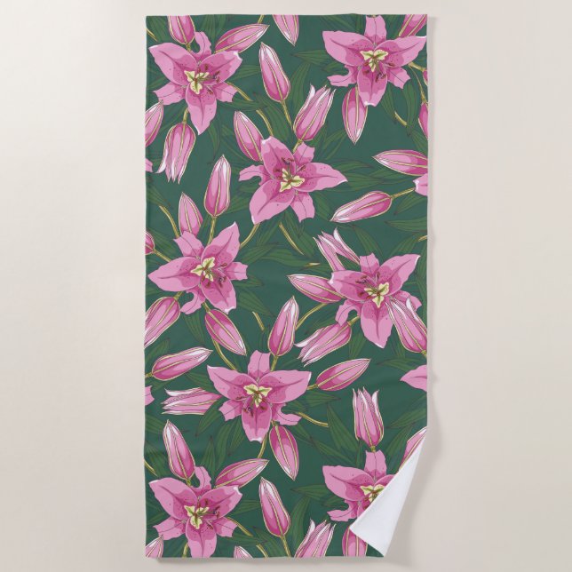 Blühende Lilien in tiefem Grün Strandtuch (Vorderseite)
