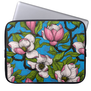 Blühende Magnolie auf blau Laptopschutzhülle