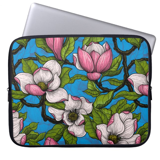 Blühende Magnolie auf blau Laptopschutzhülle (Vorderseite)