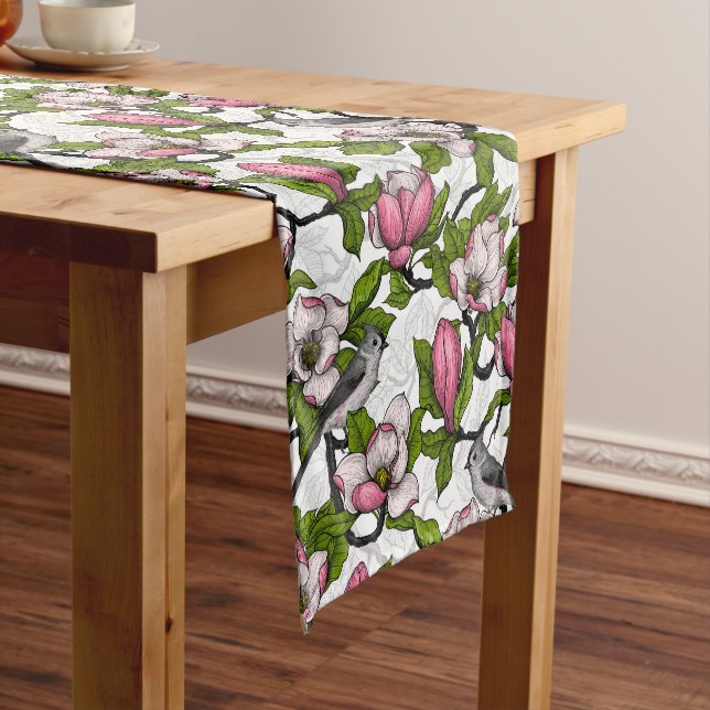 Blühende Magnolie und Titmausvogel Kurzer Tischläufer (Beispiel)