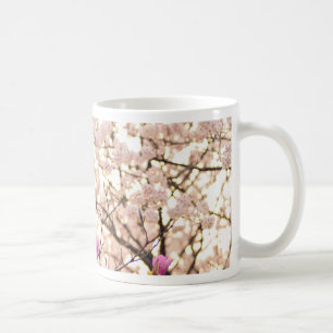 Blühende rosa Lila Magnolias-Frühlingsszene Blume Kaffeetasse