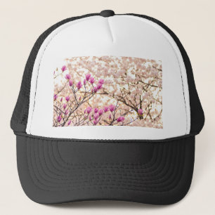 Blühende rosa Lila Magnolias-Frühlingsszene Blume Truckerkappe