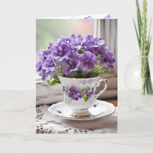 Blühende violette Veilchen in Teetasse Feiertagskarte