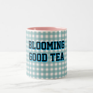 BLÜHENDER GUTER TEE Blau karierter Hintergrund Zweifarbige Tasse