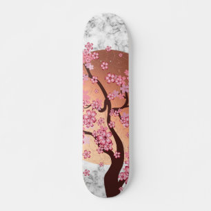 Blühender Zweig Sakura über goldener Sonne auf Mar Skateboard
