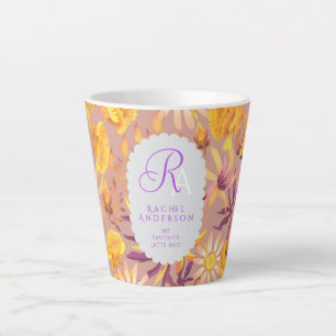 Blühendes mystisches Blumenmonogramm Brauner Latte Milchtasse