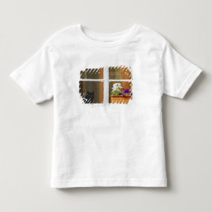 Blume am Fenster, Sighisoara, Rumänien Kleinkind T-shirt