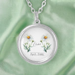 Blume April Daisy Versilberte Kette<br><div class="desc">Geburtsmonat Blume April Daisy Halskette mit einer Illustration einer zärtlichen Blume. Unter der Blume wird der Name in einem eleganten Script-Schriftart geschrieben. Unter dem Namen wird "April - Daisy" Staaten, was darauf hinweist, dass der Geburtsmonat April ist und die Blume der Geburt der Tag ist. Es ist eine personalisierte Halskette,...</div>