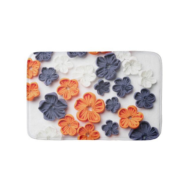 Blume aus handgefertigten Frühlingstoffen, orange  Badematte (Vorderseite)