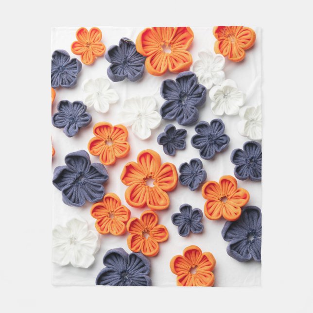 Blume aus handgefertigten Frühlingstoffen, orange  Fleecedecke (Vorderseite)