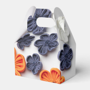 Blume aus handgefertigten Frühlingstoffen, orange Geschenkschachtel