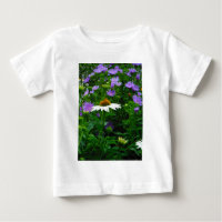 Blume aus weißem Kon, violette Blumen und Motte