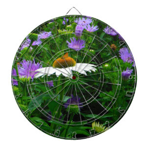 Blume aus weißem Kon, violette Blumen und Motte Dartscheibe