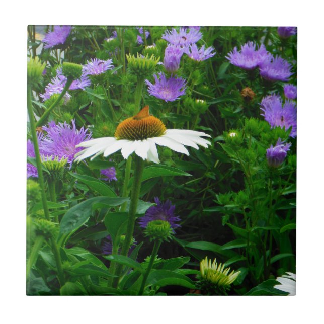 Blume aus weißem Kon, violette Blumen und Motte Fliese (Vorderseite)