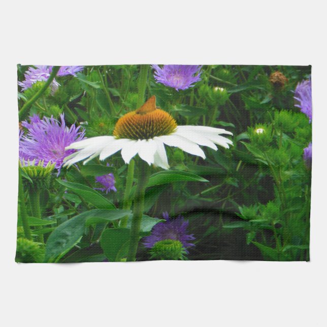Blume aus weißem Kon, violette Blumen und Motte Handtuch (Horizontal)