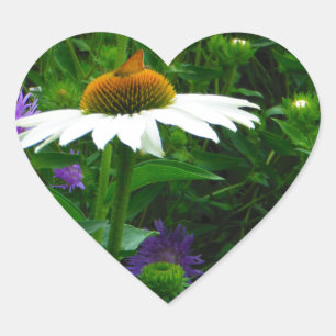 Blume aus weißem Kon, violette Blumen und Motte Herz-Aufkleber