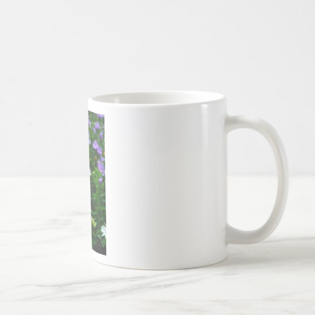 Blume aus weißem Kon, violette Blumen und Motte Kaffeetasse (Rechts)
