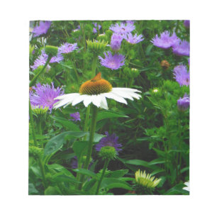 Blume aus weißem Kon, violette Blumen und Motte Notizblock