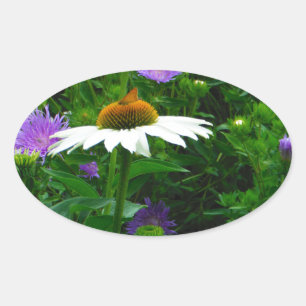 Blume aus weißem Kon, violette Blumen und Motte Ovaler Aufkleber