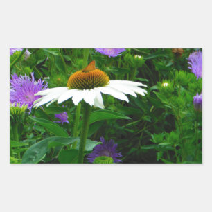 Blume aus weißem Kon, violette Blumen und Motte Rechteckiger Aufkleber