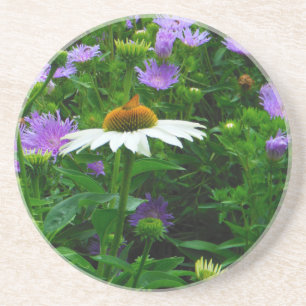 Blume aus weißem Kon, violette Blumen und Motte Sandstein Untersetzer