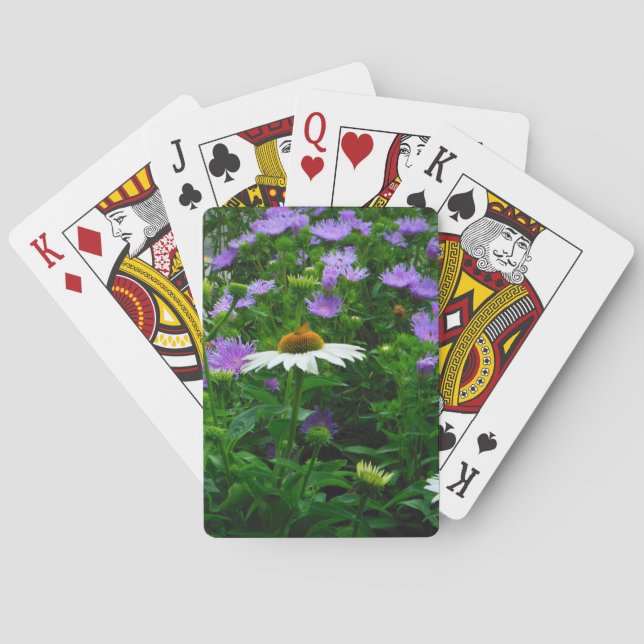 Blume aus weißem Kon, violette Blumen und Motte Spielkarten (Rückseite)
