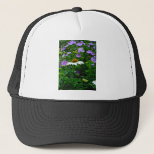 Blume aus weißem Kon, violette Blumen und Motte Truckerkappe