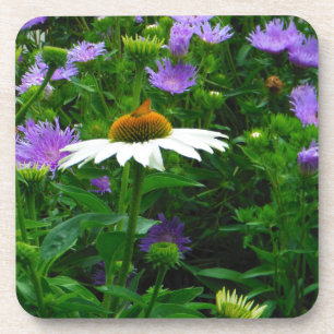 Blume aus weißem Kon, violette Blumen und Motte Untersetzer