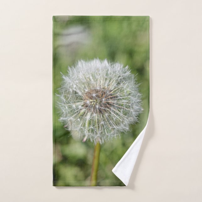 Blume aus weißem Löwenzahn auf grünem Gras Handtuch (Handtuch)