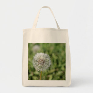 Blume aus weißem Löwenzahn auf grünem Gras Tragetasche