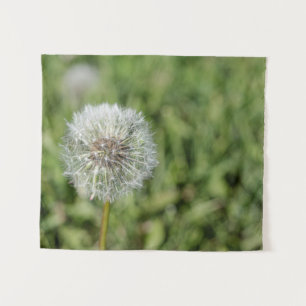 Blume aus weißem Löwenzahn auf grünem Gras Wandteppich