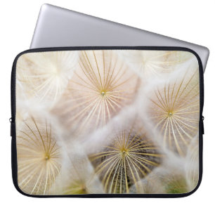 Blume aus weißem Löwenzahn Laptopschutzhülle