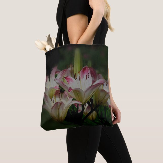 Blume aus weißer und roter Lilie Tasche (Von Nahem)