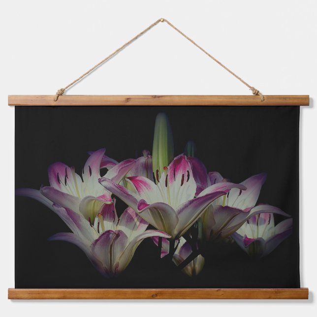 Blume aus weißer und roter Lilie Wandteppich Mit Holzrahmen (Vorne)