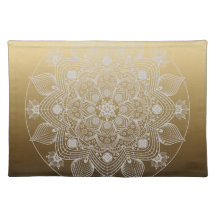 Blume, Blätter, Mandala aus weißer Leder auf Gold