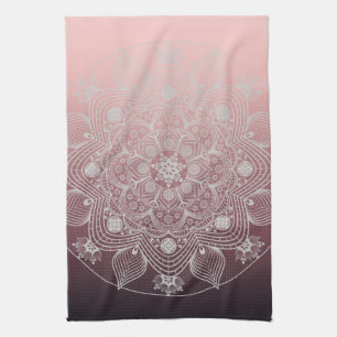 Blume, Blätter, weißes Flair und Mandala auf Rosa Geschirrtuch