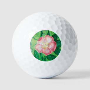 Blume der rosa Wilden Rose und die grünen Blätter Golfball