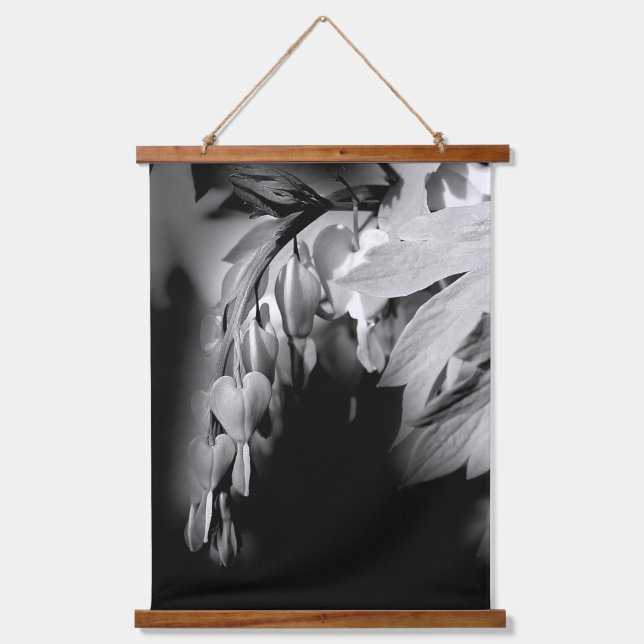 Blume des Herzens in Schwarz und Weiß Wandteppich Mit Holzrahmen (Vorderseite)