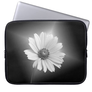 Blume des weißen Kosmos auf schwarz Laptopschutzhülle