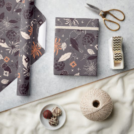 Blume, Eichhörnchen, Kiefernzapfen, graue Sterne Geschenkpapier