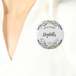 Blume Eukalyptus-Grünpflanzen Button<br><div class="desc">Ein Knopf für ein boho, französisches Party im Landstil, jedes Alter. Ein schick weißer Hintergrund mit Lavendelblüten und Eukalyptusgrün. Der Text: Der Name wird mit einem großen, modernen Schrift geschrieben. Personalisieren und fügen Sie Datum, Namen und Alter hinzu. Kann als Save the Date Erinnerung für Ihre Gäste oder als Gastgeschenk...</div>