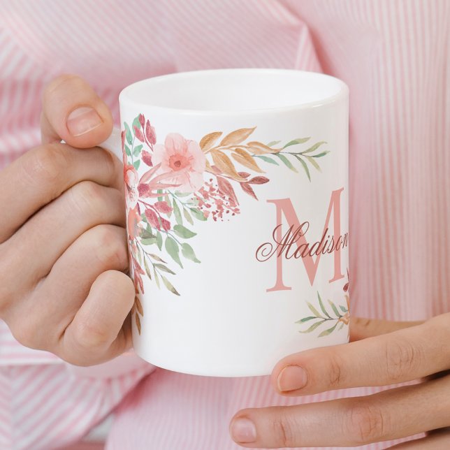 Blume für benutzerdefinierte Monogramm Kaffeetasse (Enjoy your coffee in this lovely mug with blush pink watercolor flowers and your monogram.)