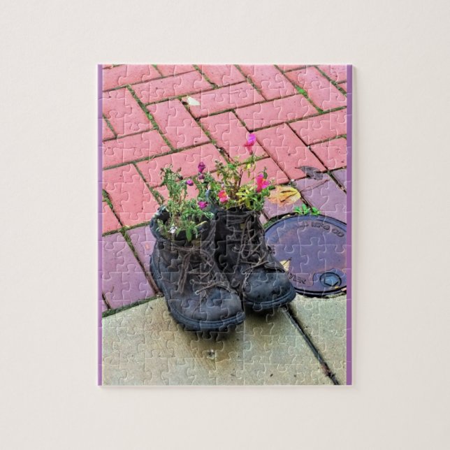 Blume in alten Stiefeln (Vertikal)