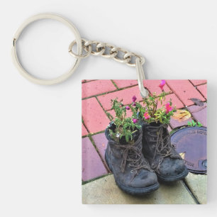 Blume in alten Stiefeln Schlüsselanhänger